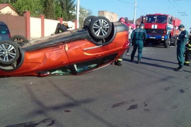В Минске Hyundai протаранил и опрокинул на крышу Lada Vesta