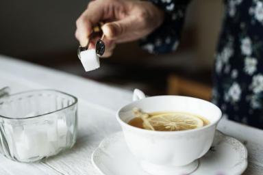 Ученые считают, что сахар не делает чай сладким