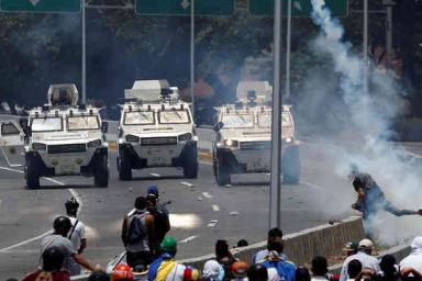 В Венесуэле военный автомобиль въехал в толпу протестующих