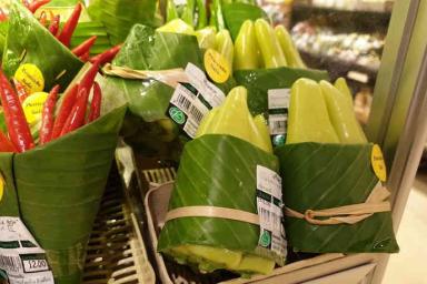 Первые супермаркеты отказались от пластика и перешли на банановые упаковки