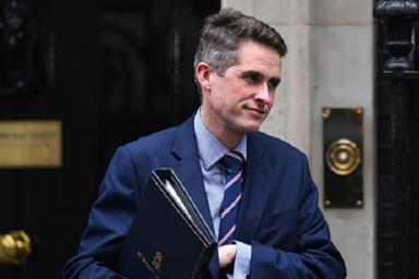 Министра обороны Великобритании отправили в отставку
