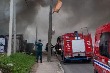 В Дисне во время пожара в гараже горели машины и трактор