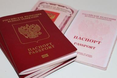 «Стояли с пяти утра». В Донецке люди выстроились в очередь за российскими паспортами