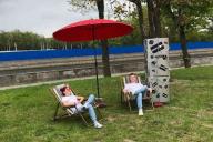 В Минске пара принесла на Зыбицкую лежаки, холодильник в цепях и пляжный зонт