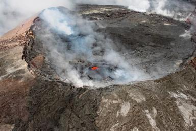 Любитель селфи случайно упал в кратер активного вулкана и выжил