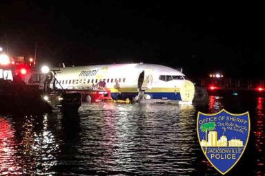 В США Boeing 737 с пассажирами упал в реку