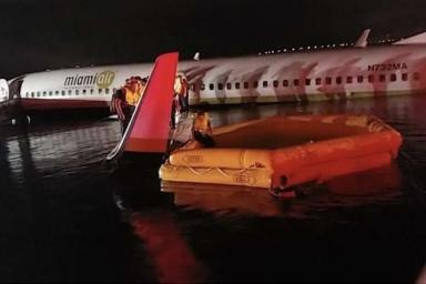 Стало известно о госпитализации пассажиров с упавшего в реку Boeing 737