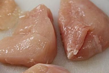 Эксперты рассказали, почему опасно мыть сырую курицу