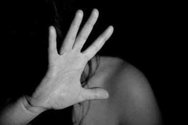Обливали самогоном: две многодетные матери изнасиловали подругу