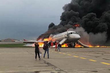 Один из пассажиров рассказал, почему спасал багаж из горящего в Шереметьево самолета