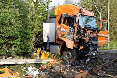 В Германии поезд столкнулся с грузовиком: пострадали 25 человек