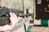 Мужчина открыл огонь из охотничьего ружья по соседу из-за спора о заборе