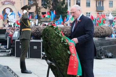 Лукашенко возложил венок к монументу Победы