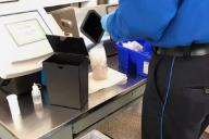 Сотрудники аэропорта открыли урну с прахом матери пассажира и возмутили его