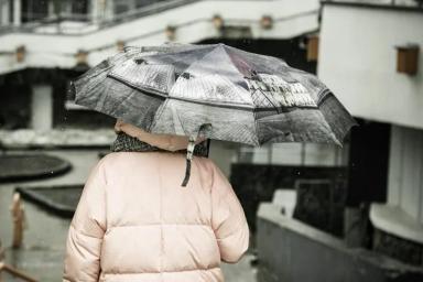 Женщина попала под проливной дождь и разбогатела