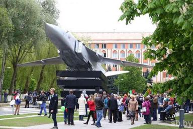 В Гомеле установили памятный знак с бомбардировщиком Су-24