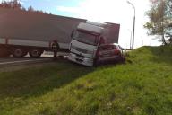 Крупное ДТП под Минском: фура столкнула легковушку на обочину