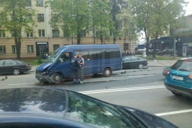 Авария с маршруткой на улице Свердлова в Минске: движение затруднено