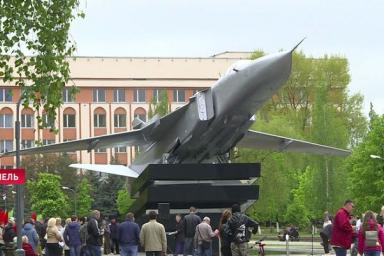 Памятный знак с бомбардировщиком Су-24 открыли в Гомеле