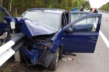 На трассе Минск — Гомель легковушка влетела в отбойник, погибла невестка водителя