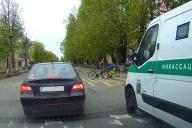 В Витебске машина инкассации едва не сбила детей на пешеходном переходе