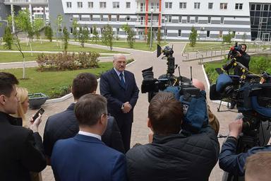 Лукашенко назвал близких людей и рассказал, почему дает чиновникам «кусок земли»
