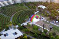 Apple несколько месяцев строила “радужную арку”