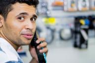 Ученые объяснили, почему мы любим ходить во время телефонных разговоров