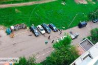 «Рядом детский сад и школа. И дети все это видят». В Гомеле прямо во дворе внезапно умер мужчина