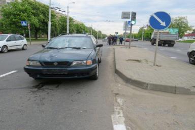 В Минске девушка пошла через дорогу на красный свет и попала под машину