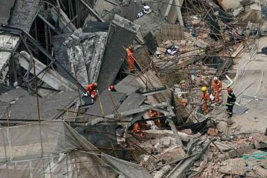 Под завалами рухнувшего в Шанхае здания погибли семь человек