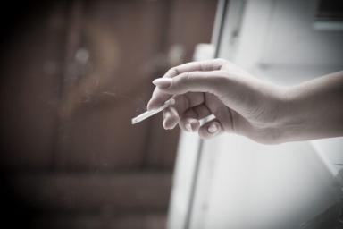 Совмин исключил пункт о курении в подъездах из правил пользования жилыми помещениями. Но курильщикам не стоит радоваться 
