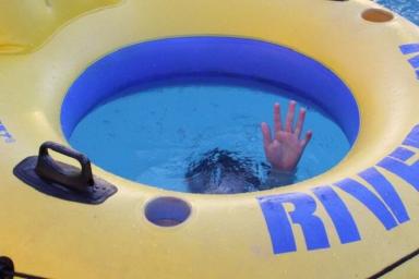 Старушка утонула в бассейне на глазах у безразличного спасателя