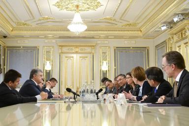 «Большая семерка» призвала Порошенко передать власть Зеленскому