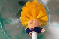 В продаже появились туалетные ершики с изображением Дональда Трампа