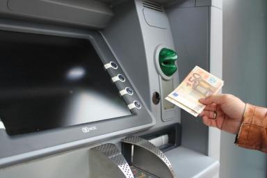 Мужчина пополнил карту на полмиллиона рублей сувенирными купюрами через банкомат