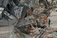 Трагедия в Шанхае: увеличилось количество жертв рухнувшего здания 