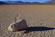 Ученые пытаются разгадать тайну движения камней по Долине Смерти