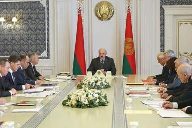 Лукашенко на совещании по экономике: почему не принимаем мер к России?