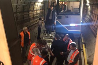 В застрявших в тоннеле московского метро поездах находится более 1 тыс. человек