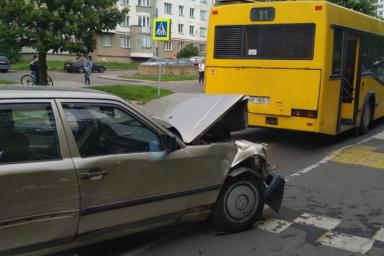 В Минске пьяный водитель врезался в четыре машины и автобус, его задержали очевидцы