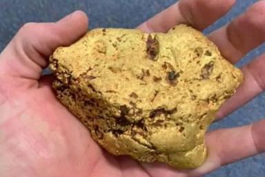 Мужчина нашел гигантский кусок золота, гуляя возле озера