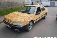 Окружающие недоумевают. В Лиде молодой парень обклеил дровами свою машину