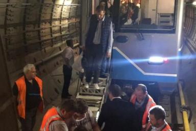 Без паники и по цепочке: как вызволяли сотни пассажиров из застрявших в московском метро поездов