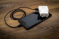 Телефонная смерть: младенец засунул зарядный провод от телефона себе в рот