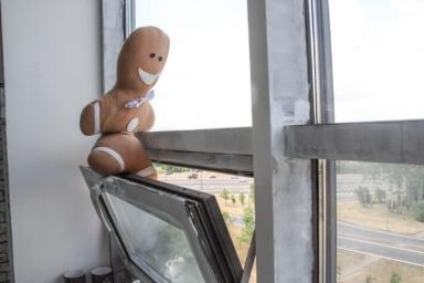 В Мозырском районе из окна 3 этажа выпал двухлетний малыш