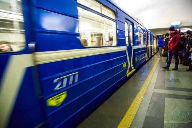 Два поезда с людьми застряли в московском метро
