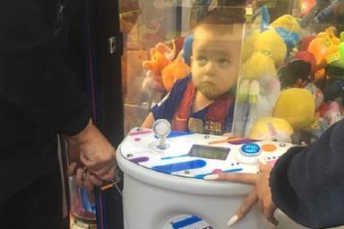 «Самые ужасные 10 минут жизни». Трехлетний мальчик полез в автомат с игрушками за мишкой и застрял