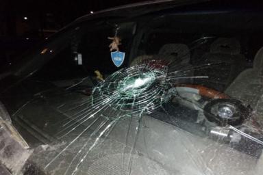 Немного выпила в гостях: В Мостах 22-летняя девушка ремнём и бутылкой разбила стекла в автомобилях