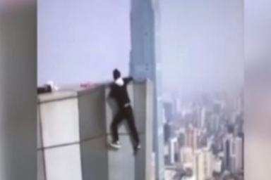 Страшное падение руфера с небоскреба попало на видео